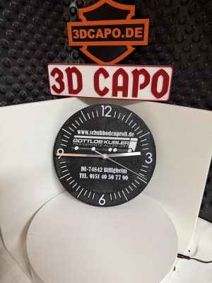 Wanduhr mit ihrem Logo