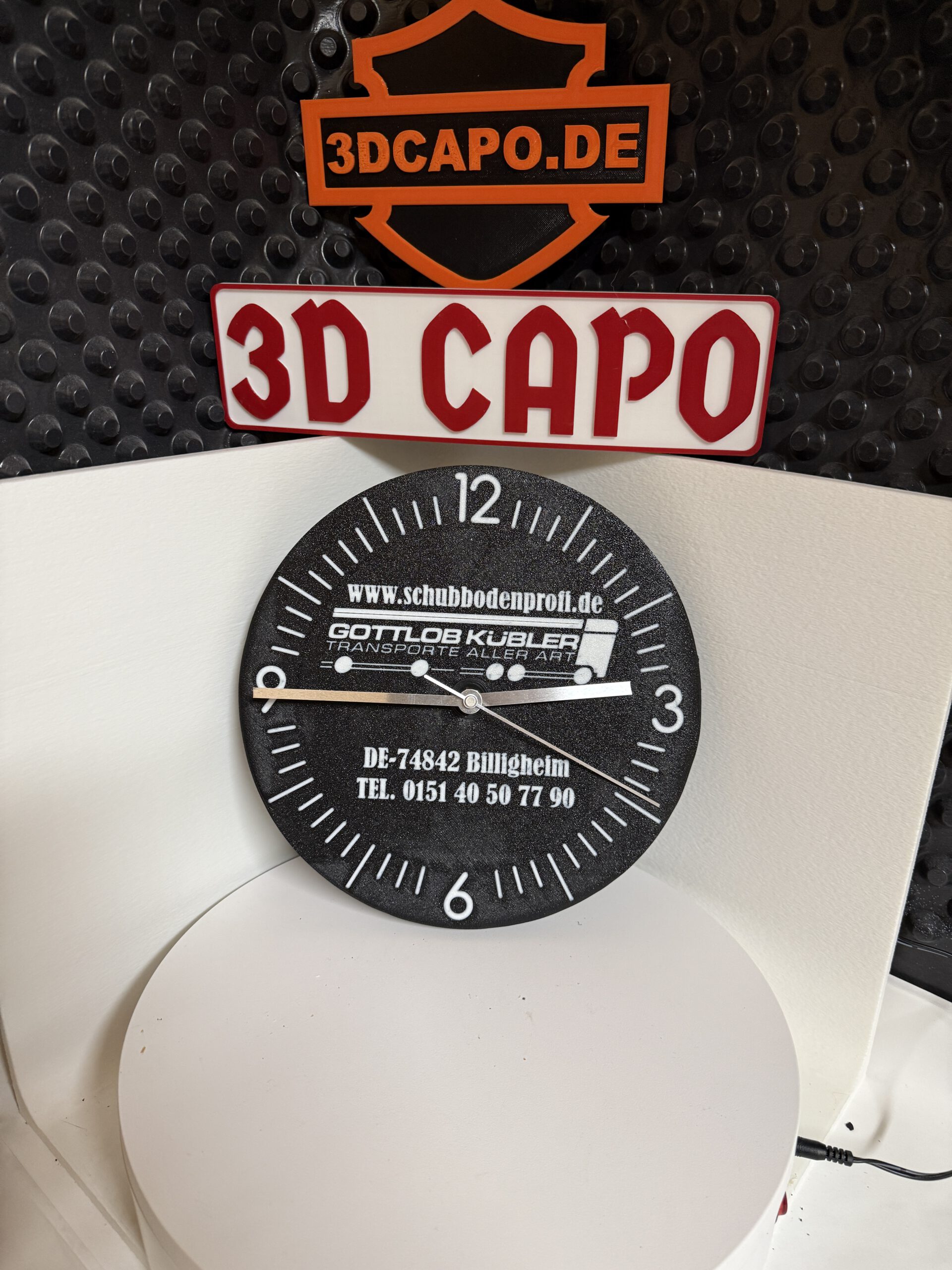 Wanduhr mit ihrem Logo