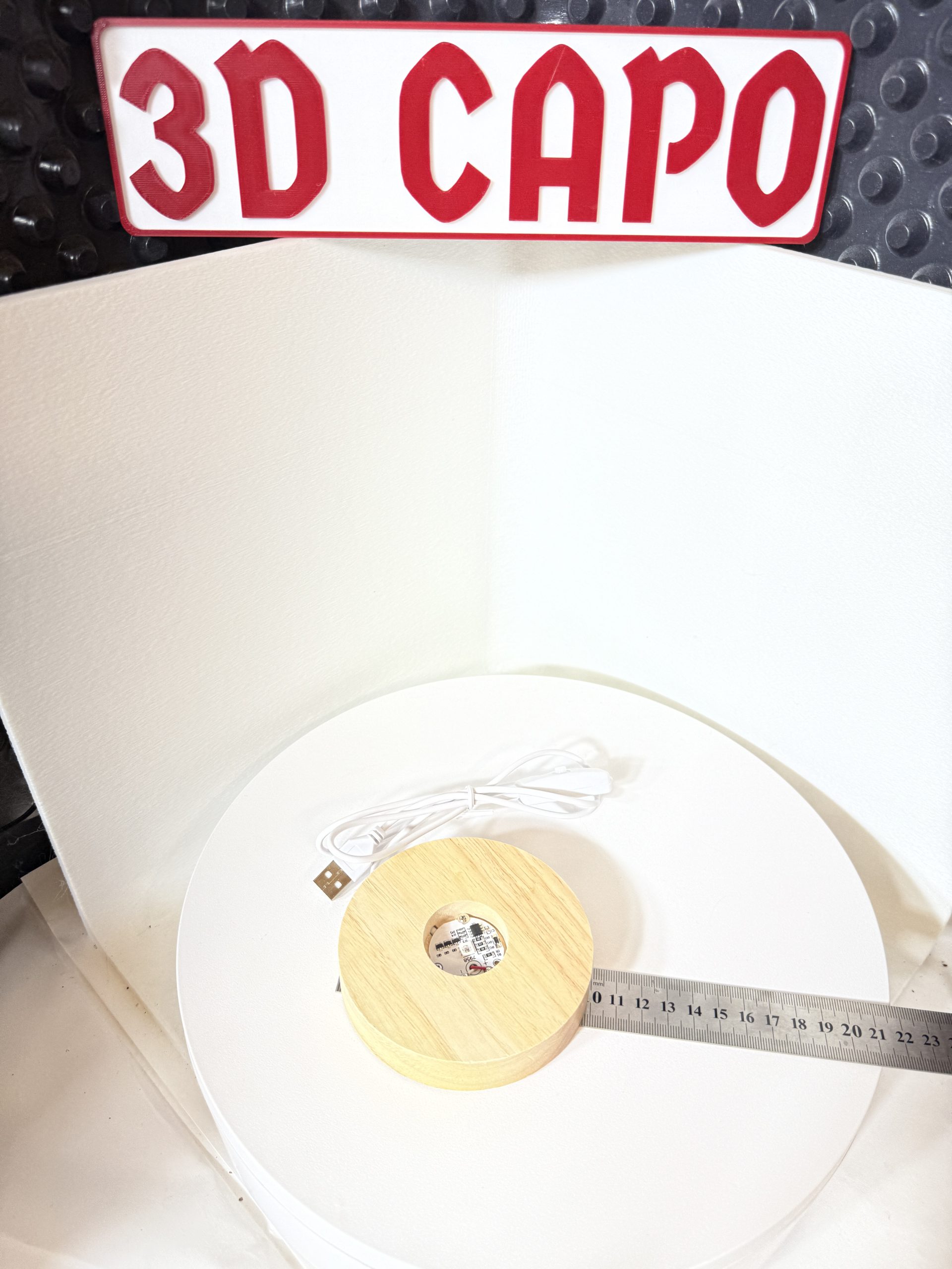 LED Holzsockel mit Farbwechsel – USB-betrieben mit Schalter (Ø 10 cm) – Bild 2