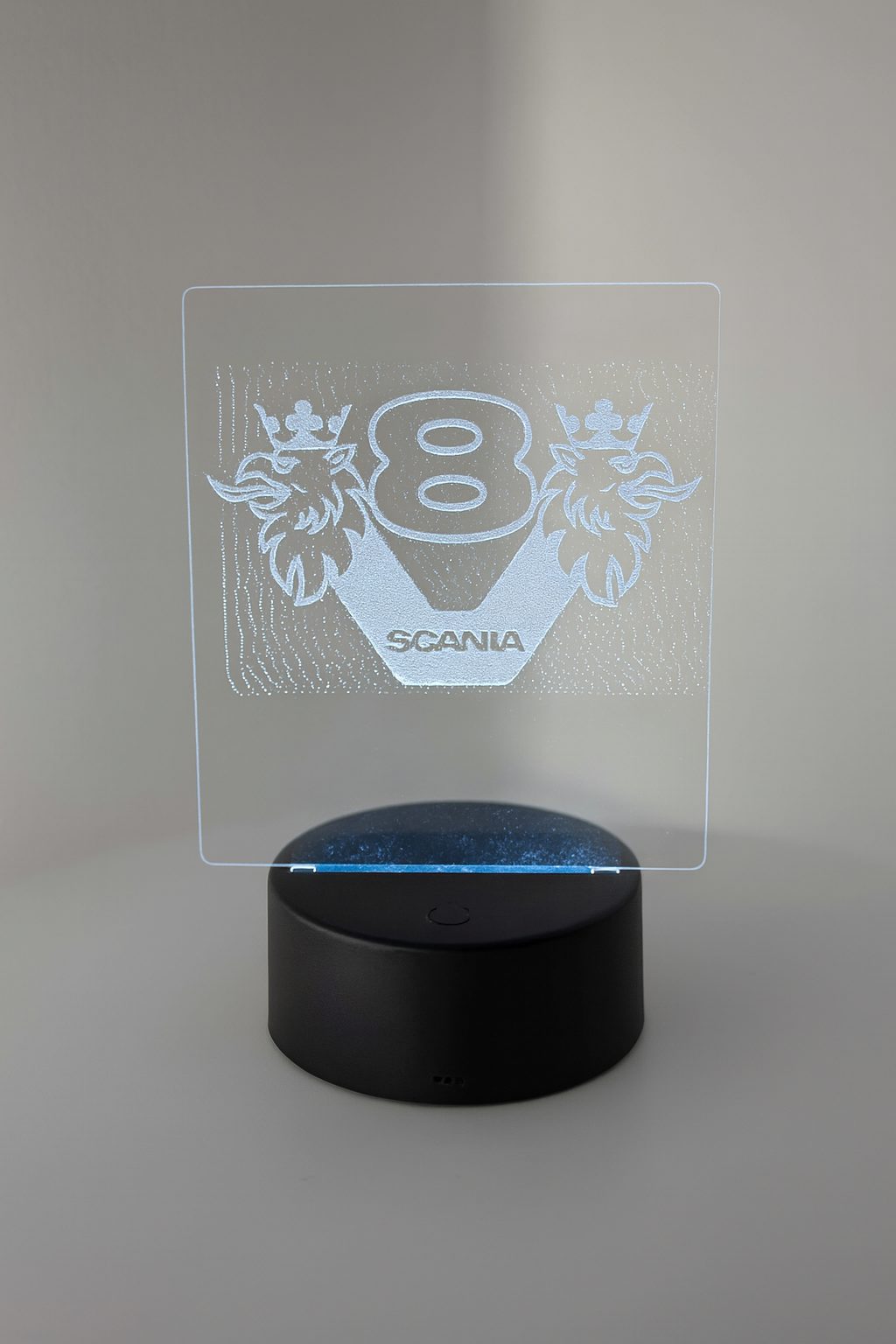 Scania V8 LED-Schild mit Greif – Acrylschild mit 7-Farben LED-Sockel
