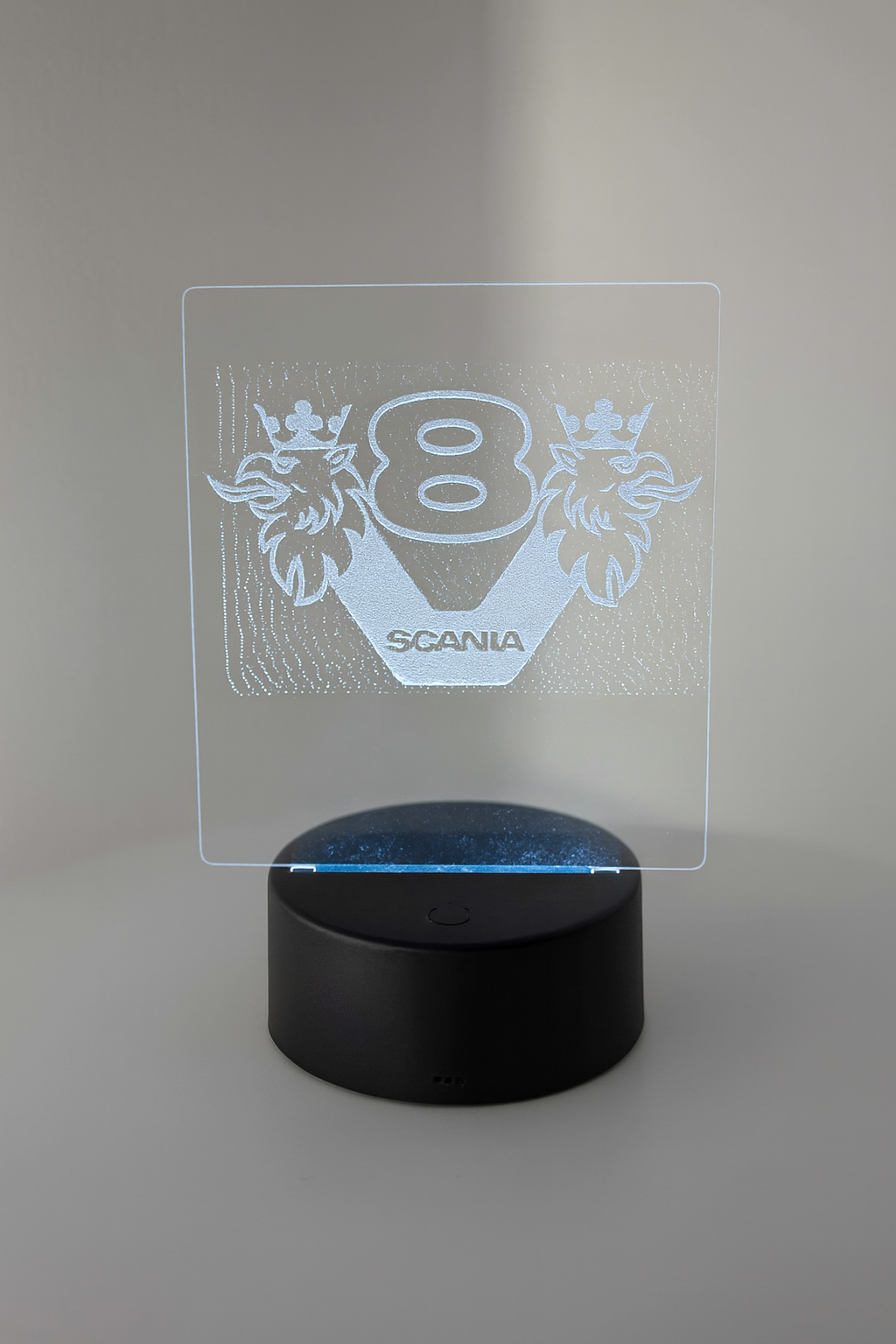 Scania V8 LED-Schild mit Greif – stolz. legendär. leuchtend.