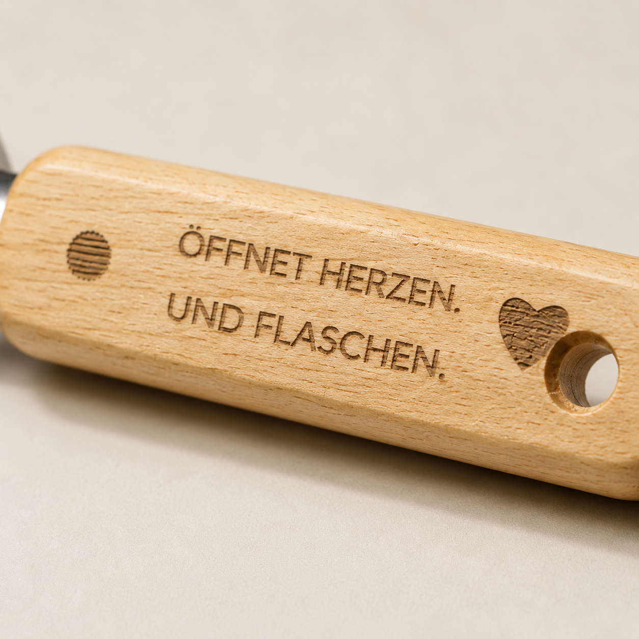 Personalisierter Flaschenöffner mit Holzgriff – langer Bieröffner mit Loch & Wunschgravur – Bild 4